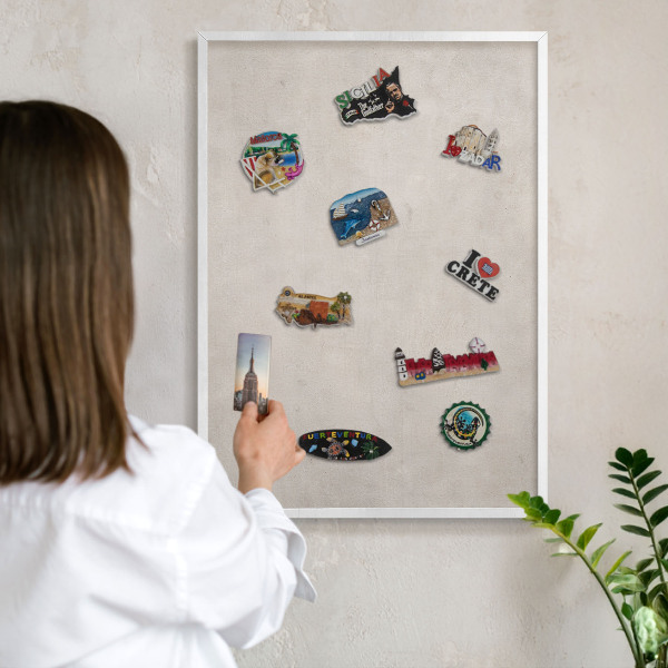 Magnettafel aus Metall für Souvenirs in weißem Rahmen Graue Eleganz