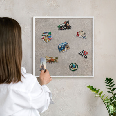 Magnettafel aus Metall für Souvenirs in weißem Rahmen Neutrale Eleganz