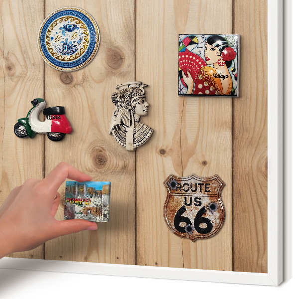 Magnettafel aus Metall für Souvenirs in weißem Rahmen Holzstruktur