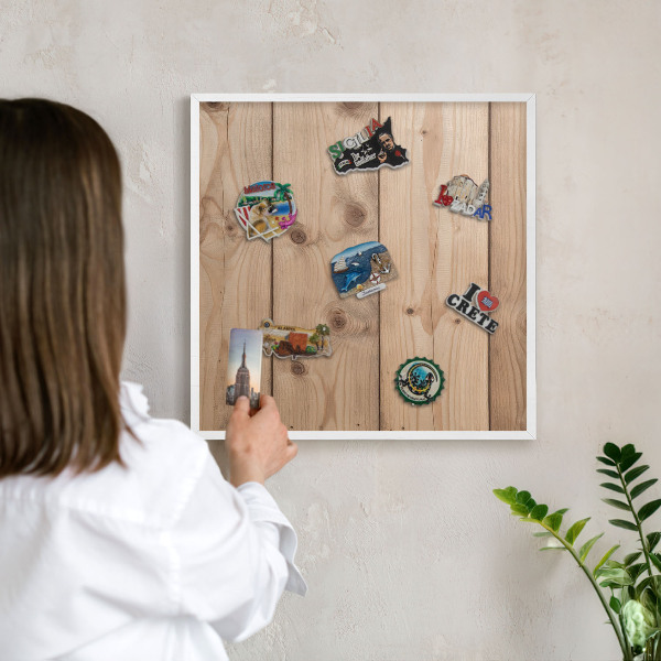 Magnettafel aus Metall für Souvenirs in weißem Rahmen Holzstruktur