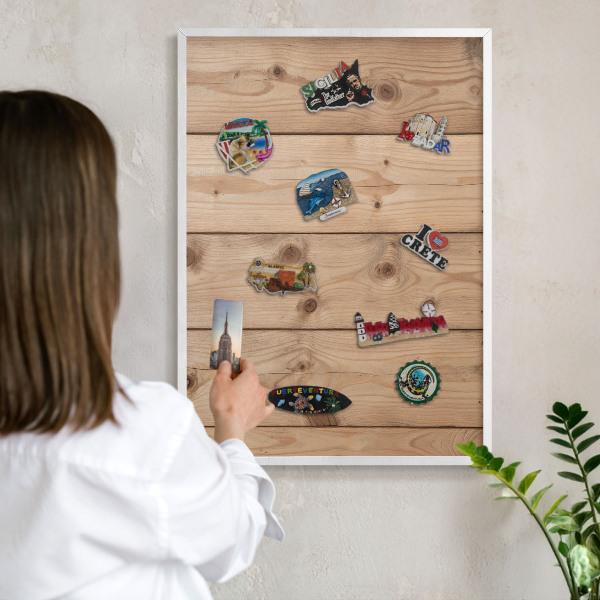 Magnettafel aus Metall für Souvenirs in weißem Rahmen Holzstruktur