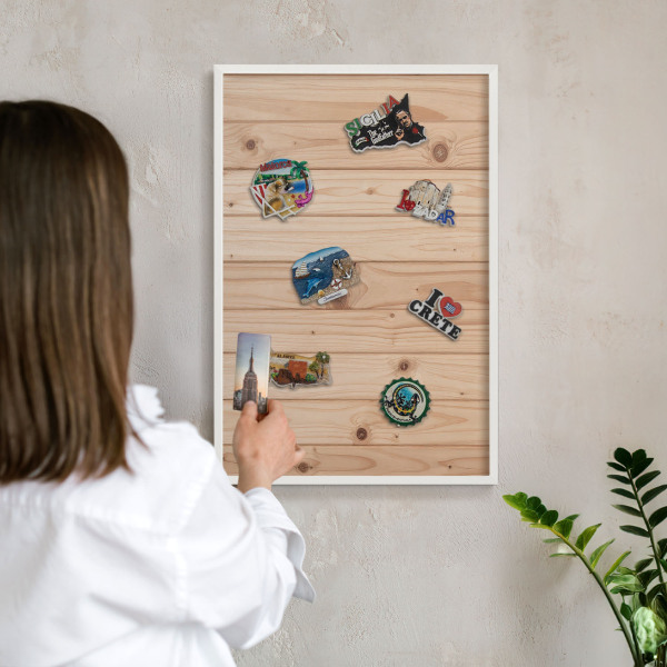 Wand-Magnettafel für Reisesouvenirs mit weißem Rahmen Holzmuster