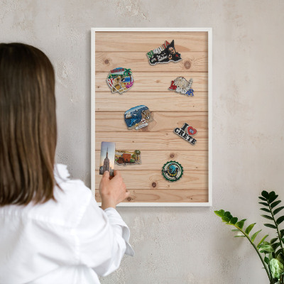 Wand-Magnettafel für Reisesouvenirs mit weißem Rahmen Holzmuster