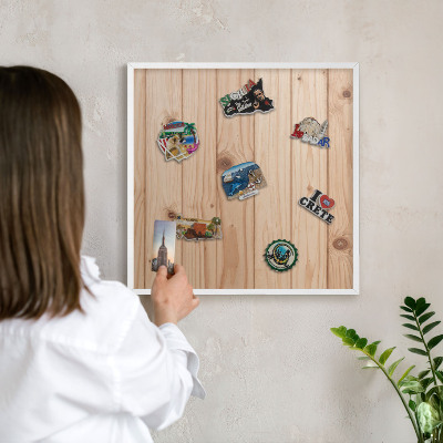 Wand-Magnettafel für Reisesouvenirs mit weißem Rahmen Holzmuster
