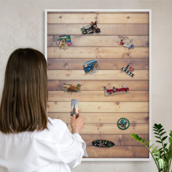 Magnettafel aus Metall für Souvenirs in weißem Rahmen Holzbretter