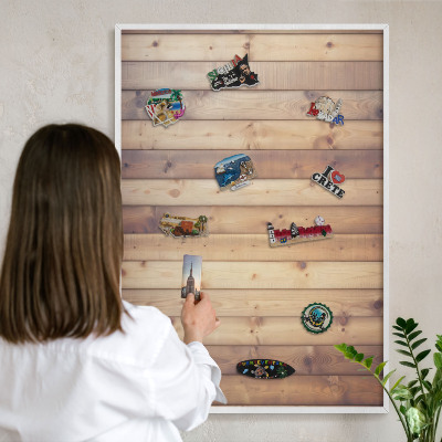 Magnettafel aus Metall für Souvenirs in weißem Rahmen Holzbretter