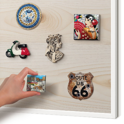 Magnettafel aus Metall für Souvenirs in weißem Rahmen Holzmuster