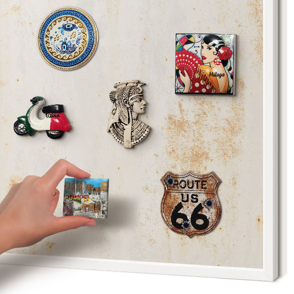 Magnettafel aus Metall für Souvenirs in weißem Rahmen Rostige Textur