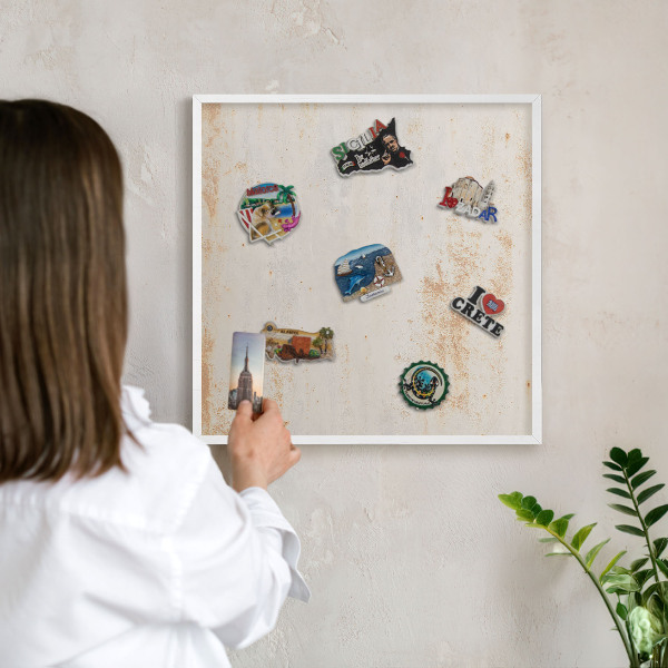 Magnettafel aus Metall für Souvenirs in weißem Rahmen Rostige Textur