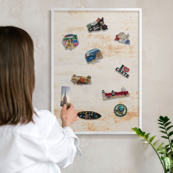 Magnettafel aus Metall für Souvenirs in weißem Rahmen Rostige Textur