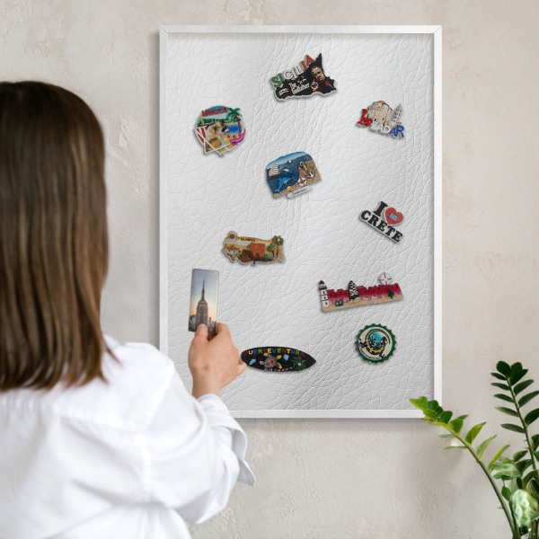 Magnettafel aus Metall für Souvenirs in weißem Rahmen Elegante Textur