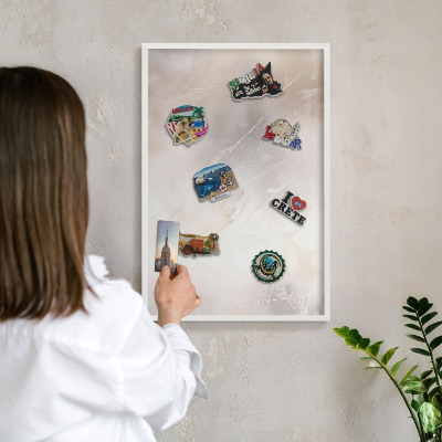 Magnettafel aus Metall für Souvenirs in weißem Rahmen Sanfte Leichtigkeit