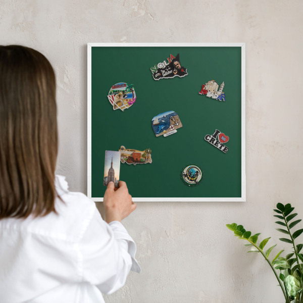 Magnettafel aus Metall für Souvenirs in weißem Rahmen Flaschengrün