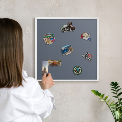 Wand-Magnettafel für Reisesouvenirs mit weißem Rahmen Kühles Grau