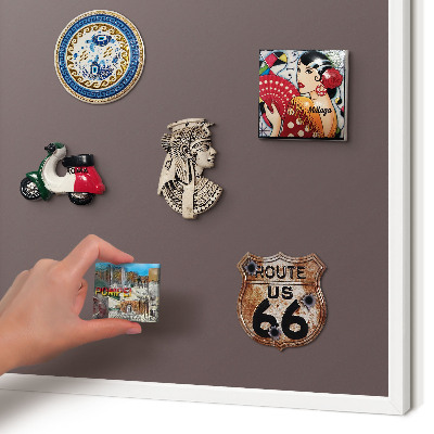 Magnettafel aus Metall für Souvenirs in weißem Rahmen Verblasstes Braun