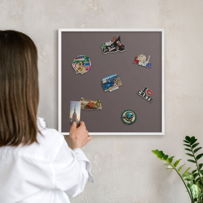 Magnettafel aus Metall für Souvenirs in weißem Rahmen Verblasstes Braun