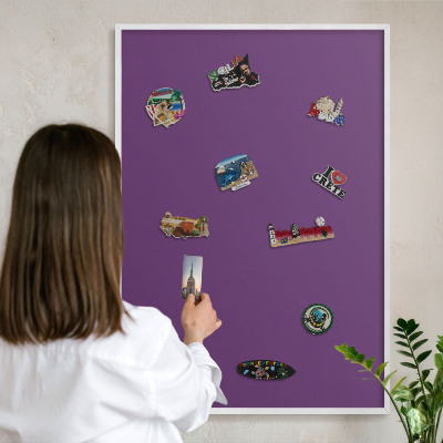 Wand-Magnettafel für Reisesouvenirs mit weißem Rahmen Kräftiges Lila