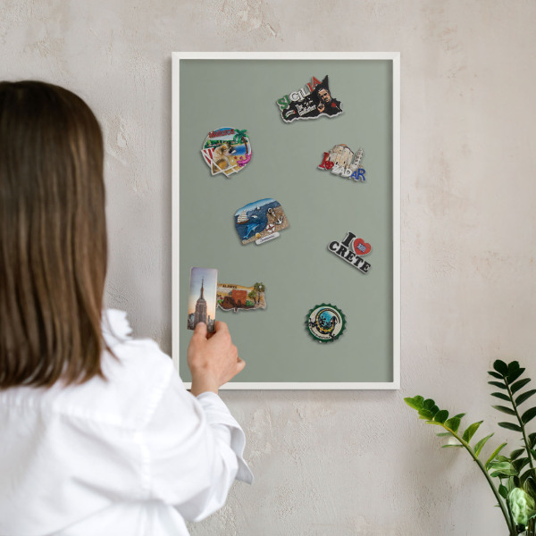 Wand-Magnettafel für Reisesouvenirs mit weißem Rahmen Salbei