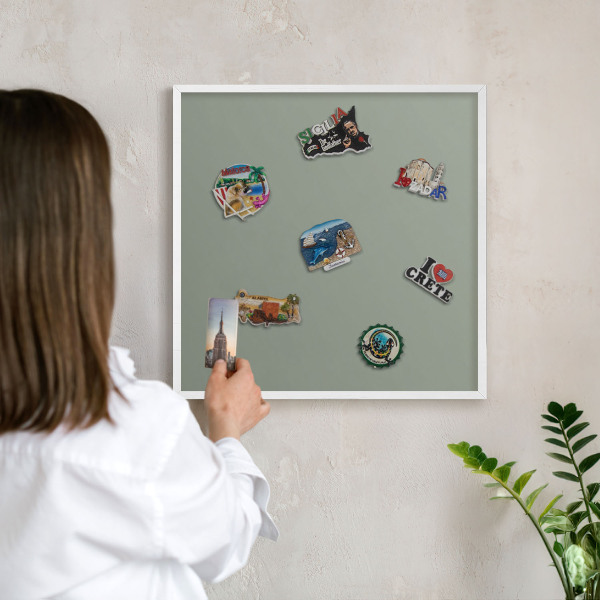 Wand-Magnettafel für Reisesouvenirs mit weißem Rahmen Salbei
