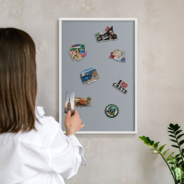Wand-Magnettafel für Reisesouvenirs mit weißem Rahmen Zartes Grau