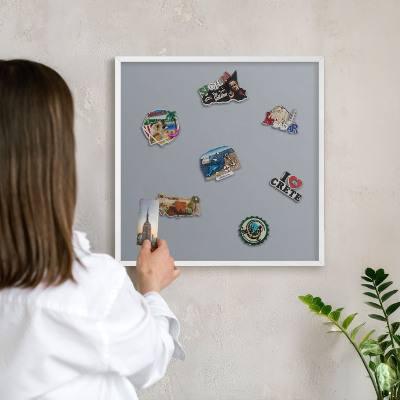 Wand-Magnettafel für Reisesouvenirs mit weißem Rahmen Zartes Grau