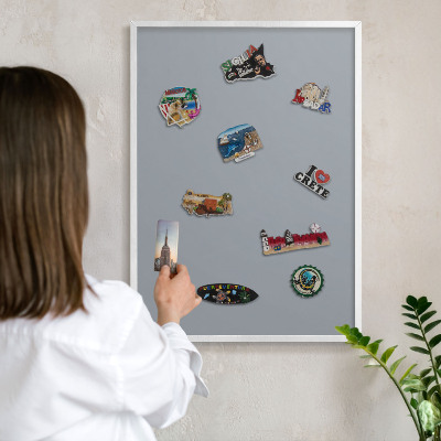 Wand-Magnettafel für Reisesouvenirs mit weißem Rahmen Zartes Grau