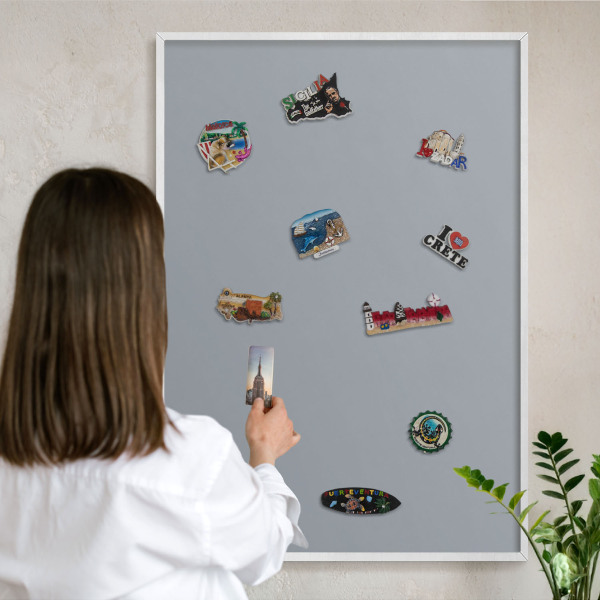 Wand-Magnettafel für Reisesouvenirs mit weißem Rahmen Zartes Grau