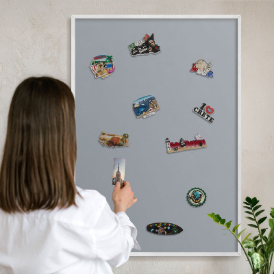 Wand-Magnettafel für Reisesouvenirs mit weißem Rahmen Zartes Grau