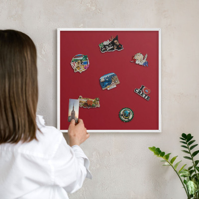 Wand-Magnettafel für Reisesouvenirs mit weißem Rahmen Hellburgunderrot