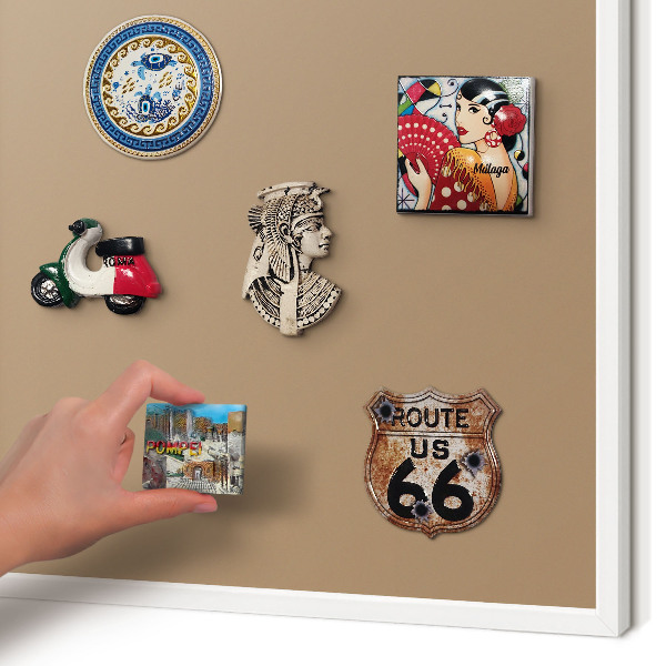 Magnettafel aus Metall für Souvenirs in weißem Rahmen Warmes Hellbraun