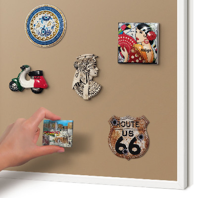 Magnettafel aus Metall für Souvenirs in weißem Rahmen Warmes Hellbraun