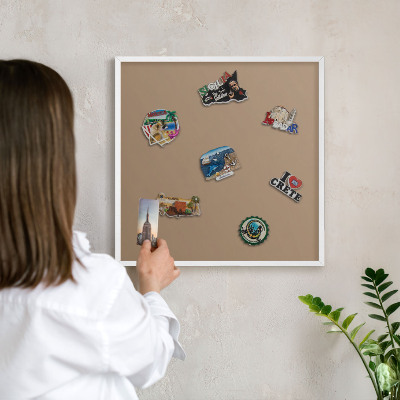 Magnettafel aus Metall für Souvenirs in weißem Rahmen Warmes Hellbraun