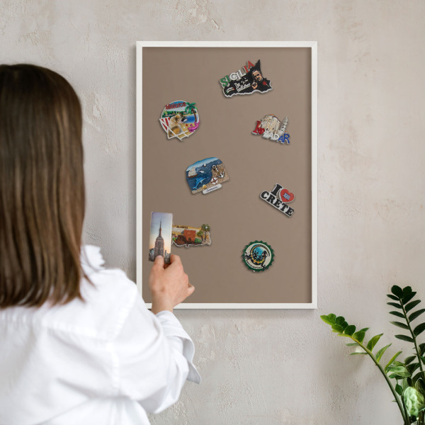 Wand-Magnettafel für Reisesouvenirs mit weißem Rahmen Neutralbraun
