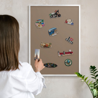 Wand-Magnettafel für Reisesouvenirs mit weißem Rahmen Neutralbraun
