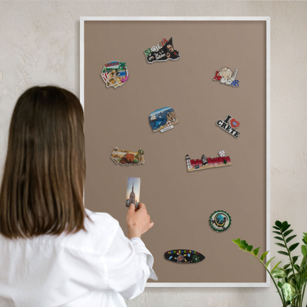 Wand-Magnettafel für Reisesouvenirs mit weißem Rahmen Neutralbraun