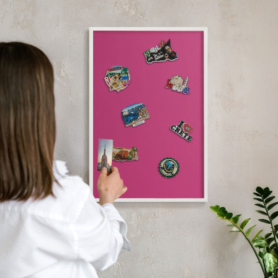 Magnettafel aus Metall für Souvenirs in weißem Rahmen Intensives Rosa