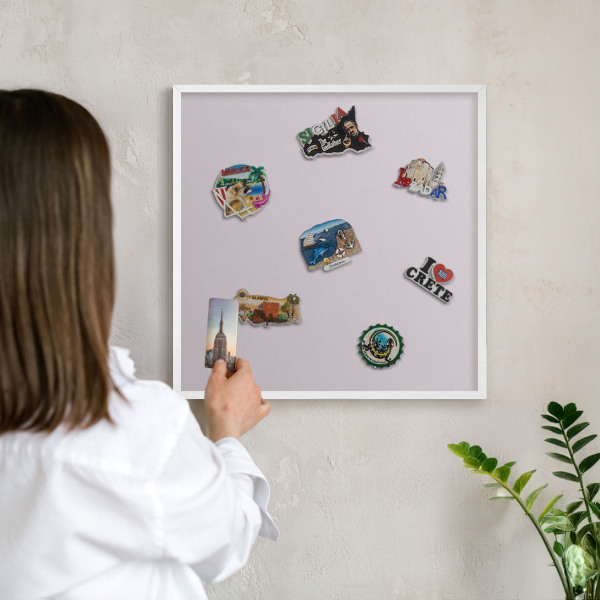 Magnettafel aus Metall für Souvenirs in weißem Rahmen Helllila