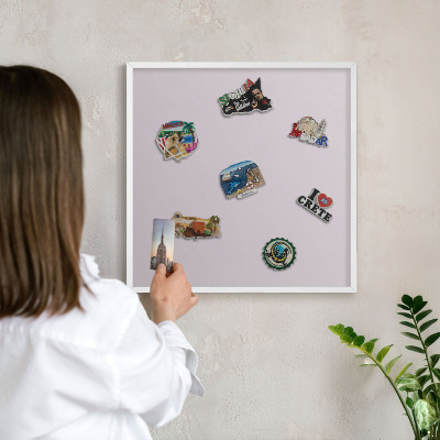 Magnettafel aus Metall für Souvenirs in weißem Rahmen Helllila