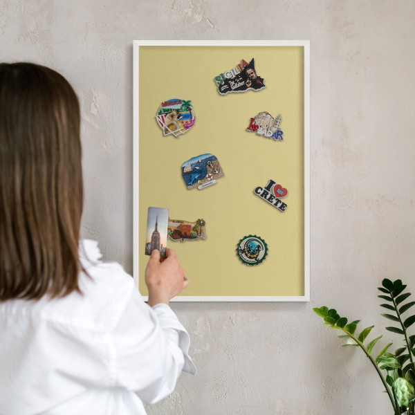 Magnettafel aus Metall für Souvenirs in weißem Rahmen Vintage-Gelb