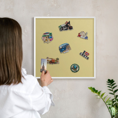 Magnettafel aus Metall für Souvenirs in weißem Rahmen Vintage-Gelb