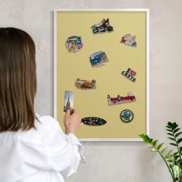 Magnettafel aus Metall für Souvenirs in weißem Rahmen Vintage-Gelb
