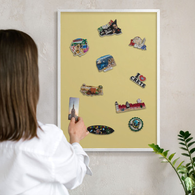 Magnettafel aus Metall für Souvenirs in weißem Rahmen Vintage-Gelb