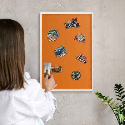 Wand-Magnettafel für Reisesouvenirs mit weißem Rahmen Kräftiges Orange