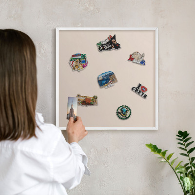 Wand-Magnettafel für Reisesouvenirs mit weißem Rahmen Warmes Beige