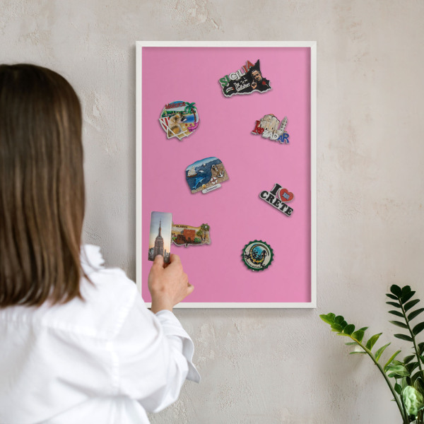 Magnettafel aus Metall für Souvenirs in weißem Rahmen Kühles Rosa