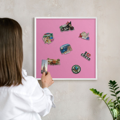 Magnettafel aus Metall für Souvenirs in weißem Rahmen Kühles Rosa