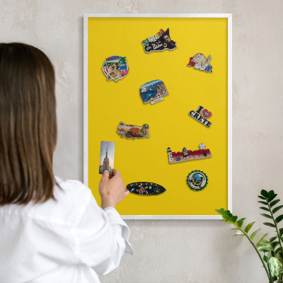 Wand-Magnettafel für Reisesouvenirs mit weißem Rahmen Intensives Gelb