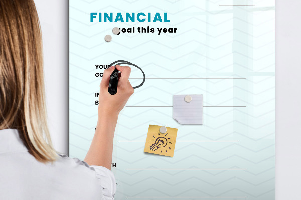 Magnettafel zum schreiben Finanzplan für dieses Jahr