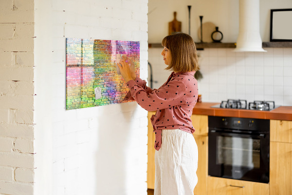 Magnettafel zum schreiben Eine farbenfrohe Wand mit Platz für Fotos
