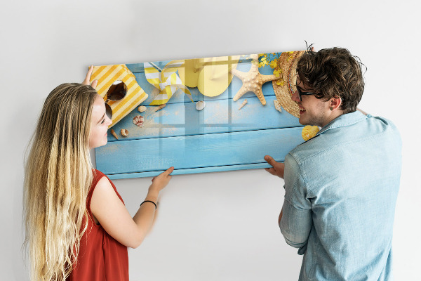 Magnettafel zum schreiben Sommererinnerungen auf blauem Hintergrund